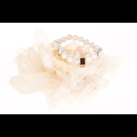 Hematite & Howlite Stretch Bracelet With Healing Properties - Picture 2 of 6